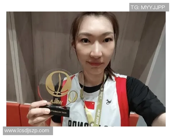 中国女篮涌现15岁2米04新星崇拜韩旭父亲曾为八一队效力